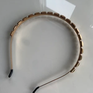 Diadem - En jättefin diadem, med nitar på.  