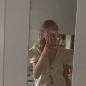 Gullig kofya - jätte gullig kofta med volanger på ärmarna! aldrig använd😽