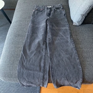 Jeans ifrån Gina tricot  - Gråsvarta jeans ifrån Gina tricot köpa för cirka ett halvår sedan säljer pga att dom inte passar mig länge, är i storlek 34 vilket motsvarar xs! Jättefina och ändats använda få gånger, högmidjade och vida i benen. Skriv vid intresse så kan vi mötas upp!🤩