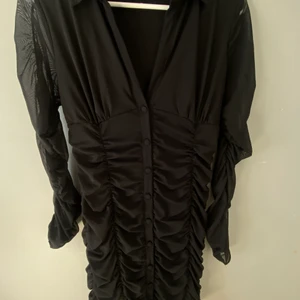 Tight klänning  - Thigt svart klänning från NAKD, mycket bra passform även stretchig så passar även 36/38 (som jag i vanliga fall är) bra skick använd en gång