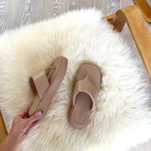 Flip flops - Helt oanvända flip flops med platå!! Frakt tillkommer 🤎