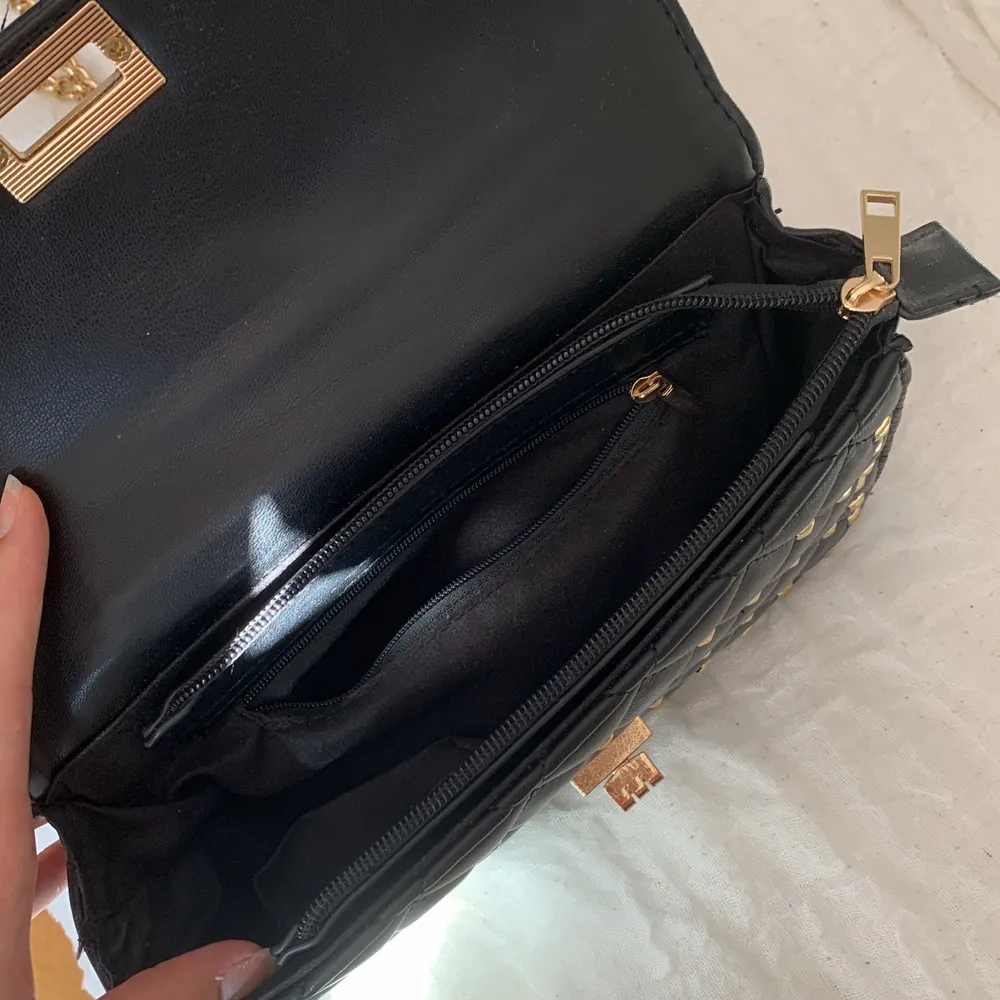 Jättefin svart handväska med guldfetaljer i väldigt bra skick, knappt använd. Ett stort fack med dragkedja på insidan och två små utan.💕. Väskor.