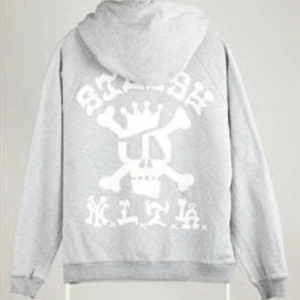 Vintage Stussy Hoodie - Grå Stussy Hoodie Storlek L (passar M/L) Skick: 8/10 inga defekter men slitage på en ”luvtråden” men kan enkelt fixas. 