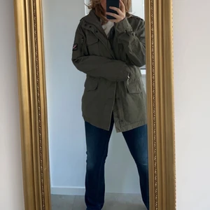 Grön militärjacka - En skit snygg grön militär jacka som passar till allt, prefekt jacka nu på hösten, har jätte bra fickor💕💕