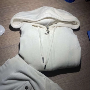 Vit Juicy Couture  - Säljer min syrras vita juicy couture sätt. Byxorna S koftan M, är i ett ganska bra skick och säljer för 1200 om det är många som är intresserade startar jag budgivning och högsta bud får köpa❤️ kontakta för frågor eller mer bilder.