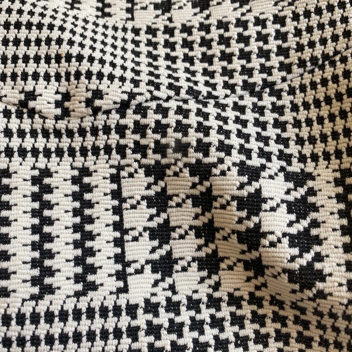 Oanvänd kort kjol från Stradivarius som passar S  - 90