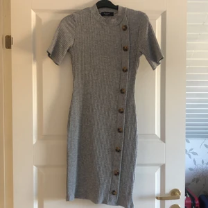 Enkel klänning, storlek S - Köpte den här klänningen för ett tag sedan och har endast haft på mig den en gång! Säljer den pga brist av användning. Den är perfekt för vardagen, eller en utekväll! Storlek S :) 