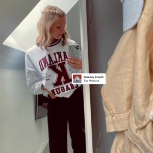 Sweatshirt  - Superfin vit sweatshirt från pull& bear, använd enbart i några timmar så den är som ny. Säljer den då den inte kommer till användning. Storlek xs men är rätt så oversized. Pris 100 + frakt men kan diskuteras vid snabb affär💐