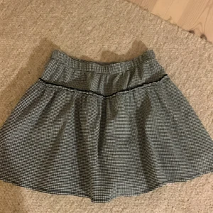 Zara kjol - Säljer min fina zara kjol. Kjolen jagar inbyggda shorts och är i nyskick. Skriv för intresse💕