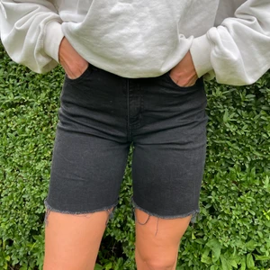Svarta Jeansshorts - Säljer dessa shortsen som jag klippt av själv att ett par jeans som var för korta för mig. Nu har shortsen tyvärr blivit för små men är i jättefint skick!