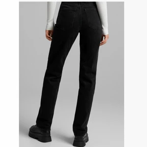 Svarta jeans  - Säljer dessa helt oanvända jeansen från Bershka, lapp och de är kvar på. Säljer dom då dom var för stora på mig och glömde att skicka tillbaka dom. Pris kan sänkas vid snabb affär