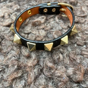 Fake valentino armband - Säljer mitt fake valentino armband då det ej är min stil längre. Aldrig använt och är som ny. Ny pris 345. köparen står för frakt.💗