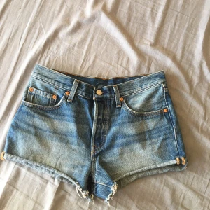 Levis jeansshorts - Hej, säljer ett par Levis jeansshorts i storlek W 27 (midjemått 76) Säljer pga att dem är för stora för mig. Midwaist och är i superfint skick, nästan aldrig använda. 501 :or