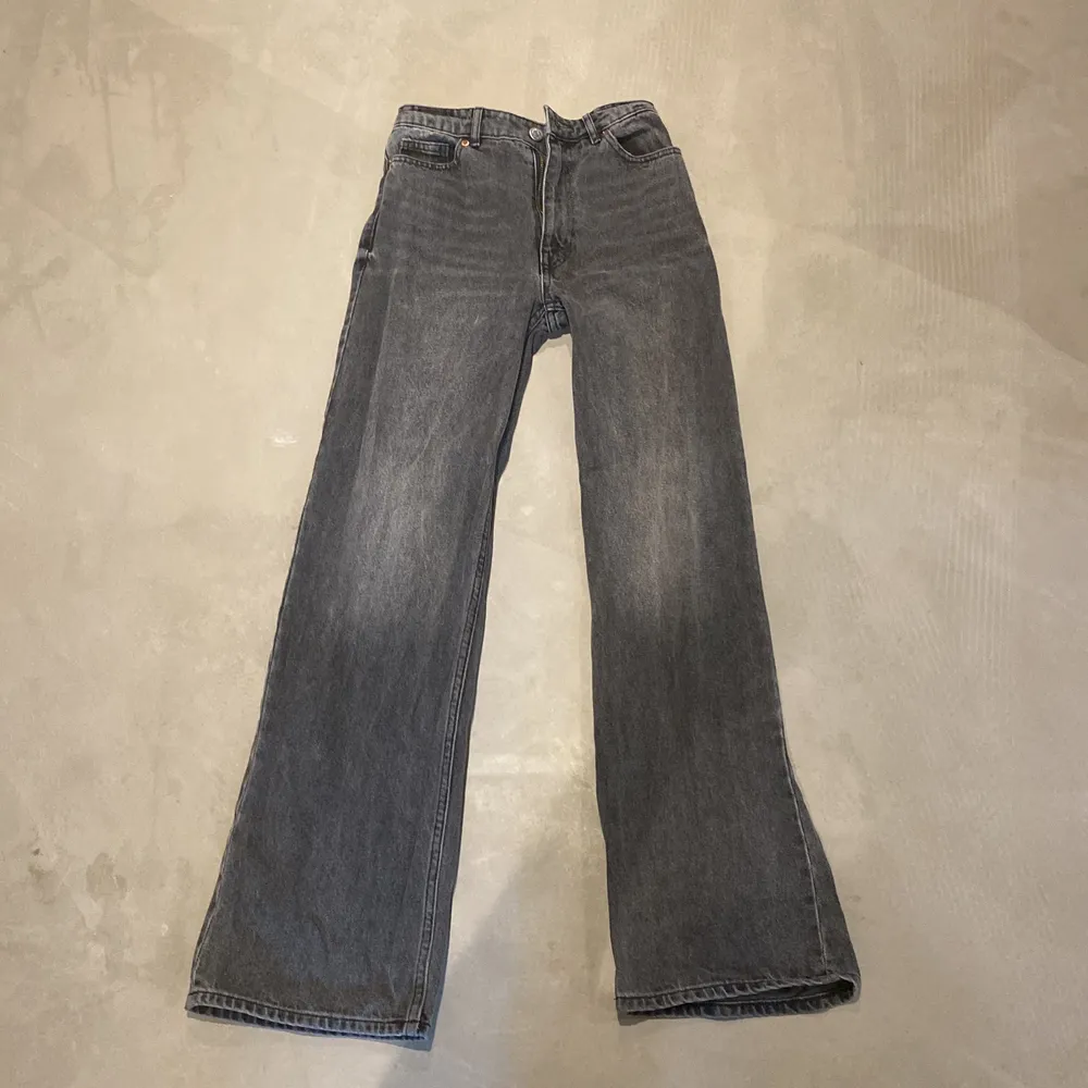 Monki jeans i highwaisted fit med wide leg i askgrå färg! Inga slitningar då plagget bara använts ett fåtal gånger❤️. Jeans & Byxor.