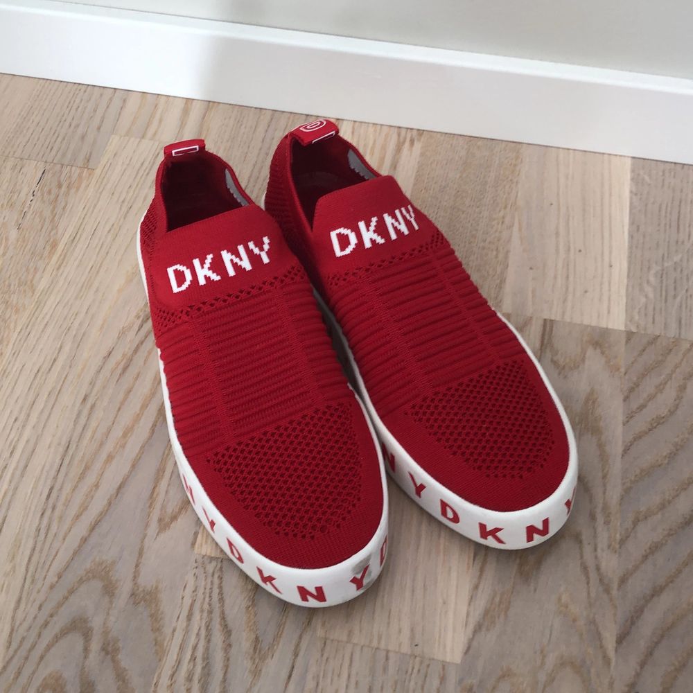 Röd DKNY skor - DKNY | Plick Second Hand