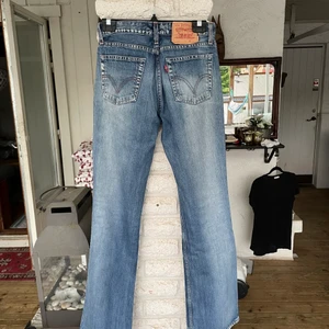 Levis jeans från 90-tal (w25/26 l34) - Snygga lågmidjade vintage jeans från Levis i fint skick. Något utsvängda i benen.  Mått: midja:75cm Stussvidd: 103 cm Innerbenslängd: 82 cm