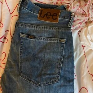 Jeans från lee - Ett par jeans som jag köpte från sellpy men köpte på sellpy men dom var för små på mig tyvärr!  Skriv vid intresse!❤️ Jag kommer resa bort över helgen men på måndag kommer jag starta budgiving och svara på alla frågor om mått mm❤️