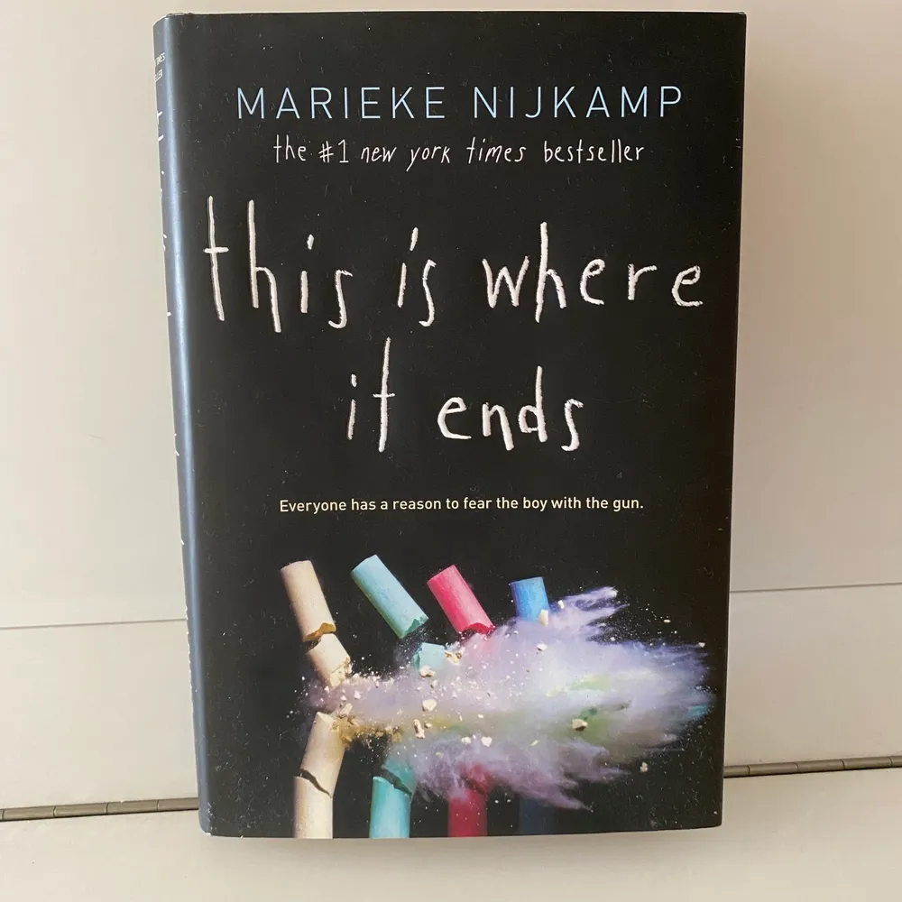 This is where it ends av Marieke Nijkamp. inbunden i bra skick på engelska. . Övrigt.