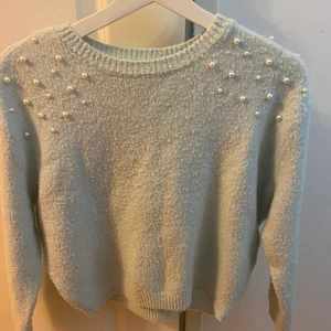 stickad tröja med pärlor  - säljer denna stickade tröja med pärlor på ifrån hm! den är i barnstorlek 134/140 men passar mig som har typ xs! den är lite nopprig där av priset!! 