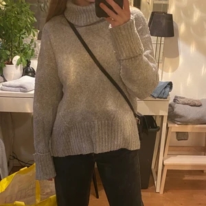 Grå stickad oversized tröja - Grå mysig oversized, bra skick då jag köpte två men använde mest bara den andra. Storlek XS men väldigt oversized så passar även S. 200kr inkl. frakt. 