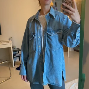 Oversize jeansjacka  - Lite större jeansjacka i ljusare tvätt, mycket bra skick. Ett par år på nacken men måttligt använd. 