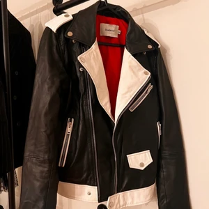 DEADWOOD äkta skinnjacka i storlek 36 - Säljer nu min supersnygga skinnjacka i svartvitt läder (äkta såklart) från DEADWOOD i storlek 36. Jackan är i fint begagnat skick och köptes nu för 5999kr.