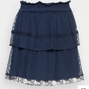 Veromoda volang kjol - Säljer min fina blåa kjol från veromoda❤️ köpt från zalando❤️Helt slutsåld. Använd 2-3 gånger❤️