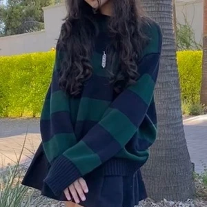 Brandy Melville-tröja onesize - Säljer min Brandy Melville-tröja i storlek onesize🌷 2 sista bilderna är lånade från tjejen jag köpte tröjan av, använd en gång sen köpet och tar numera endast plats i garderoben 🤠 230 + 66kr spårbar frakt 🤎