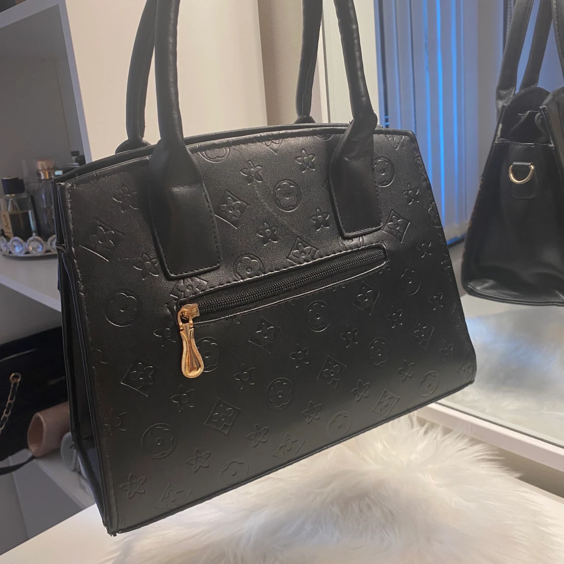 Svart brun hand mellan stor handväska - 90