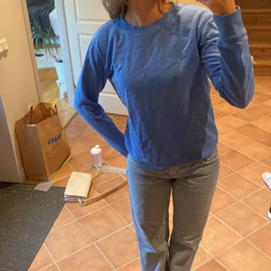 Blå tjocktröja - Blå tjocktröja med gant märke i stl s