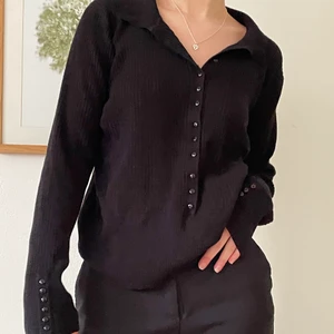 Svart stickad tröja - Denna fina stilrena stickade! Flyttar utomlands snart och kommer enbart ha tid att posta fram tills 8/9 så passa på!! 💘 TRYCK INTE PÅ KÖP DIREKT!