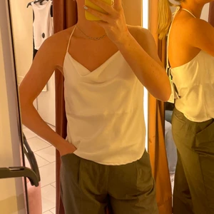 Topp från gina - Superfin topp från Gina som man knyter där bak, använd 1 gång så i nysckick. Köpt för 300, säljer för 230kr (går att pruta vid snabbt köp) 💗