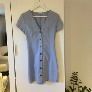 Blå klänning från & other stories  - Väldigt fint blå kort klänning från & other stories. Den är i storlek 38 men passar mig som vanligtvis har sorlek 36. Köpt för två somrar sedan men bara använt fåtal gånger. Fortfarande väldigt fint skick 