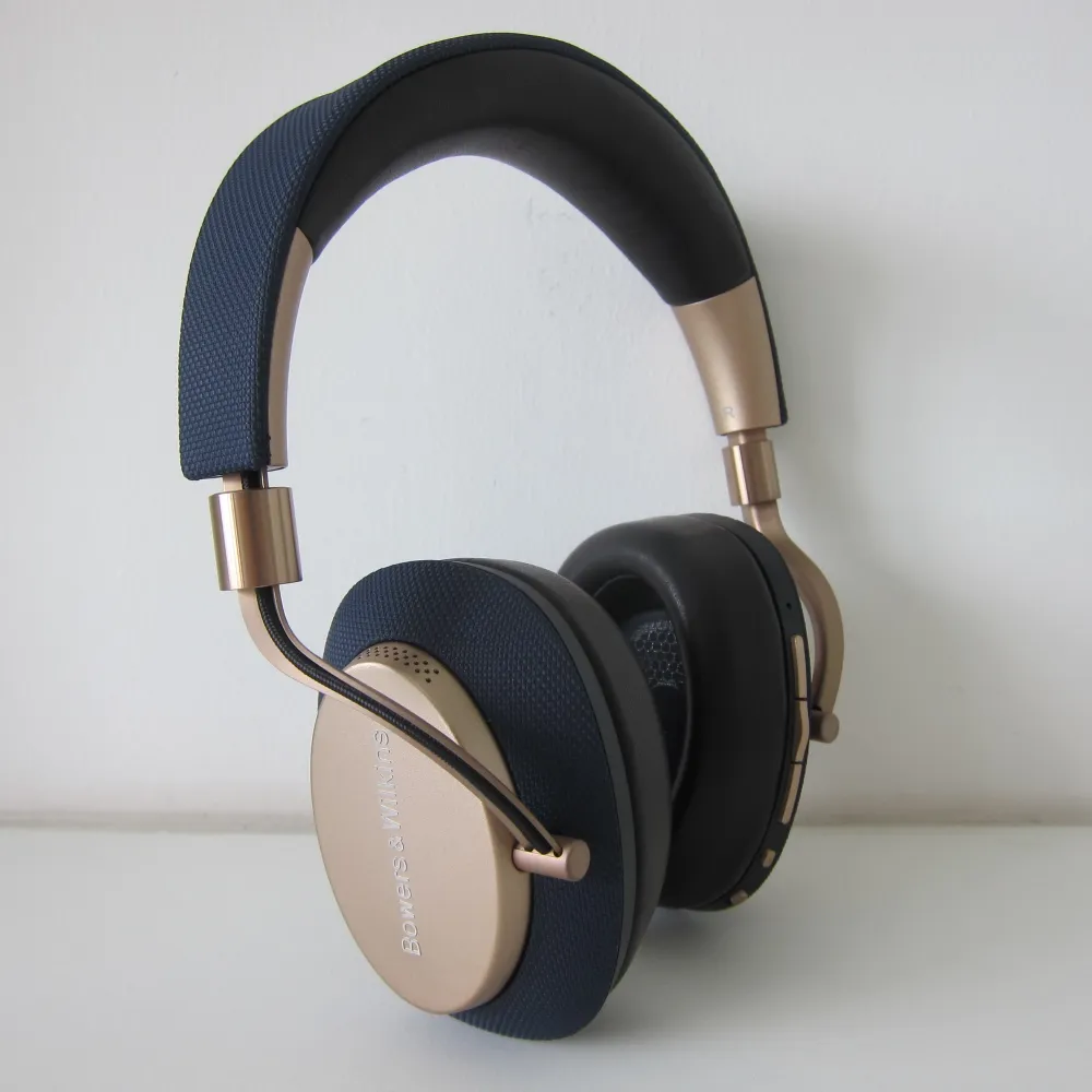 Ett par helt oanvända over-ear hörlurar från Bowers and Wilkins i marinblå/metall. Originalförpackning med samtliga delar kommer med. Köpta för 4500kr på HiFi-butiken.. Övrigt.