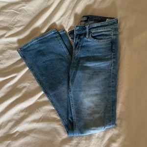 Lågmidjade bootcut jeans från Crocker - Low waist/lågmidjade blåa bootcutjeans från Crocker. W26, L31. Stretchigt material! Säljes pga för små! Budgivning till 10.00 imorgon fredag, eller KÖP DIREKT för rimligt pris (nypris 899kr)!