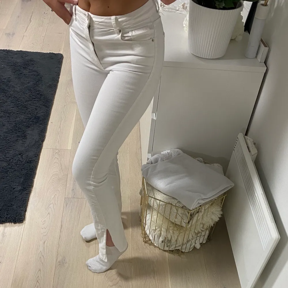 Vita stretchiga jeans från zara i strl 38 men passar s-m🥰 Endast använda fåtal gånger. Jeans & Byxor.