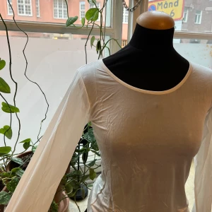100% silkeströja från Change lingerie - Tröjan är i fint skick då den knappast användts. Har en sheer style eftersom den är gjord i 100% silke. 