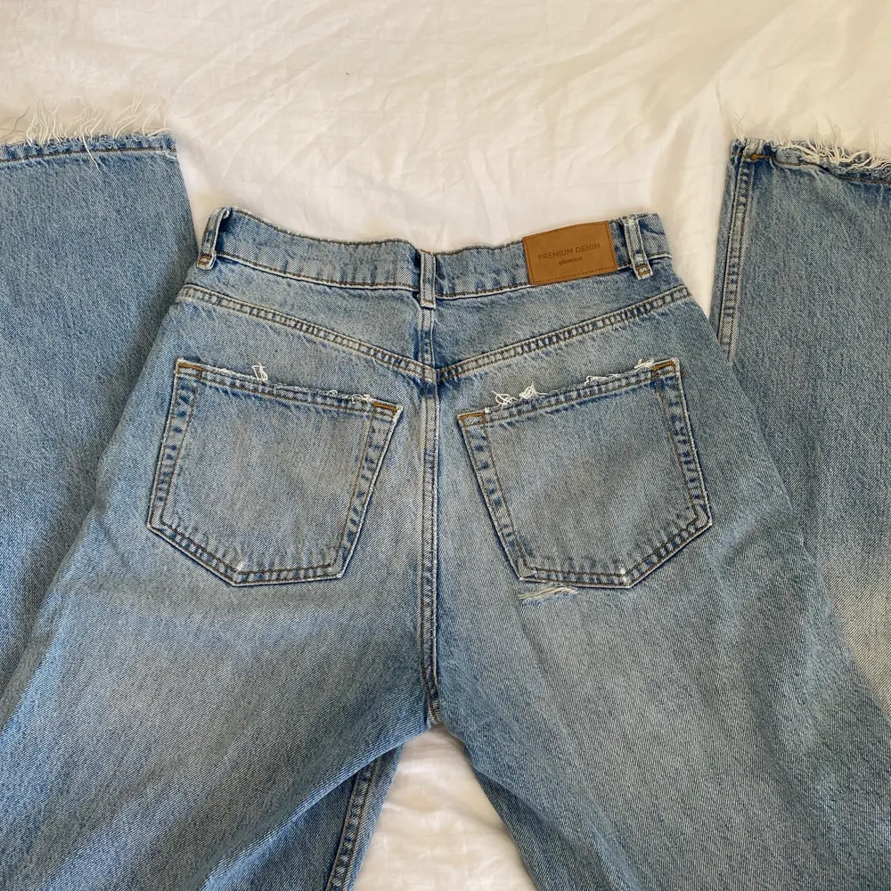 Super sköna jeans från Ginatricot i en ljusblå färg som passar till allt! Jeansen går under naveln på mig men dom går även att vika ner om man vill ha dom mer lågmidlade. Skriv om frågor och mer bilder 💋❤️. Jeans & Byxor.
