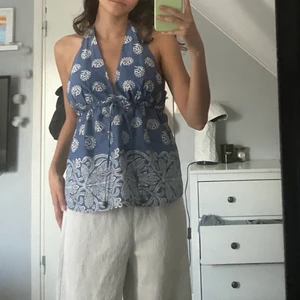 Knyttopp   - Skitsnygg knyttopp köpt secondhand! Går att justera i bysten samt nacken så är flexibel i storlekar🤩 den är så så fin men den kommer inte tillräckligt till användning för mig och säljer därför den❤️ 