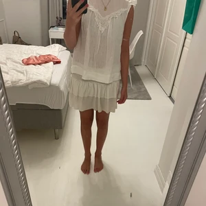 Topp - En jätte fin tröja från Zara, i nytt skick eftersom att den nästa bara är använd en gång💓Köpt på Zara för inte så länge sen i strl xs men passar även S👌🏼
