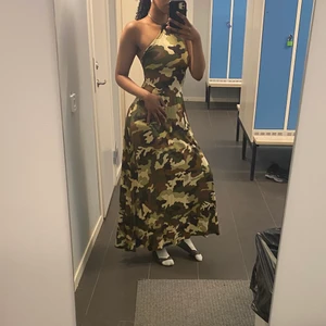 “Survivor” Dress - Destiny’s Child “Survivor Dress”.  Militärgrön klänning, secondhand. Camouflage/green dress. Vintage/Secondhand. Stretching material.