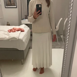 Tröja - En jätte fin beige vit tröja i använt skick men ändå super fin👌🏼 rätt så ny i strl S💓