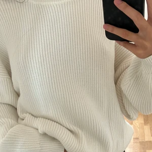 Kabelstickad tröja 🤍 - Oanvänd stickad tröja ifrån Zara, köpt förra hösten och inte använd så i nyskick! Passar jättefint till kjol & stövlar eller med byxor  🤍