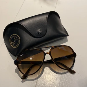 Rayban - Säljer mina gamla Rayban från 2016. Så fint skick, världens bästa solglasögon, superballa! 