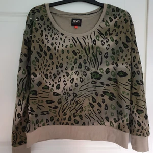 Tröja stl M  - Tröja stl M 30kr Finns nitar på axlarna  Finns på söderkulla 