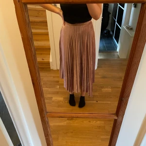 Kjol - Kjol från bershka. Lite glansigt material men i mjukt tyg. Använd ca 3 gånger så fint skick och också därför jag säljer den 