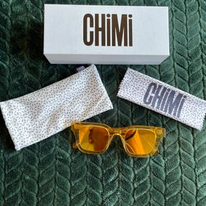 Chimi 004 mango - Säljer mina oanvända chimis i färgen mango. Dessa säljs inte längre. Modell 004, den populäraste. Dessa är oanvända, i ett fint nyskick. Hårt fodral medföljer inte men ett mjukt fodral, putsduk och box medföljer! ❤️ frakt tillkommer, kan även mötas upp!