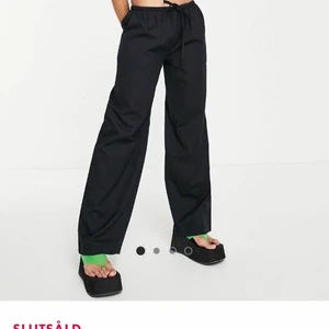 Linnebyxor - Säljer dessa svarta lågmidjade linnebyxor från ASOS som är helt slutsålda, jätte fina och bra skick då jag beställde dom i juli !!