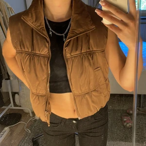 Brun väst  - As snygg brun kort väst från hm i strl S, i nyskick 🤎