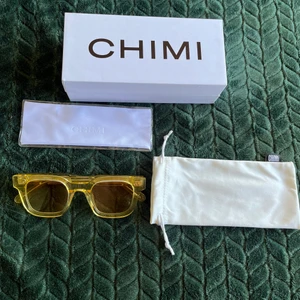 Chimi 04 yellow - Säljer dessa chimis i modellen 04, färgen yellow. Dessa går inte att köpas nya i butik då dem inte säljs längre! Oanvända! 04 är deras populäraste modell. Hårt fodral medföljer ej, men mjukt fodral, oöppnad putsduk och box medföljer. Frakt tillkommer.